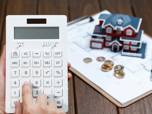 Vendita Immobiliare: agenti immobiliari che controllano quanto vale la tua casa
