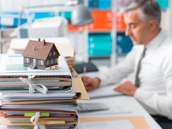 Vendita Immobiliare: Agente Immobiliare su una scrivania 