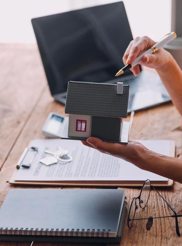 Vendita Immobiliare: Agente Immobiliare spiegando la documentazione necessaria per vendere la tua casa 